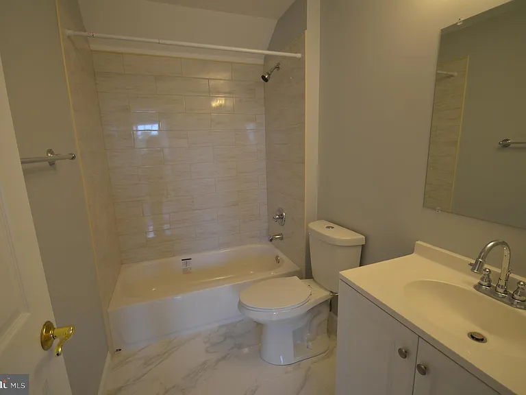 819 Royal Cres — Photo 16
