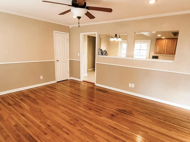 218 W Vandalia St — Photo 2