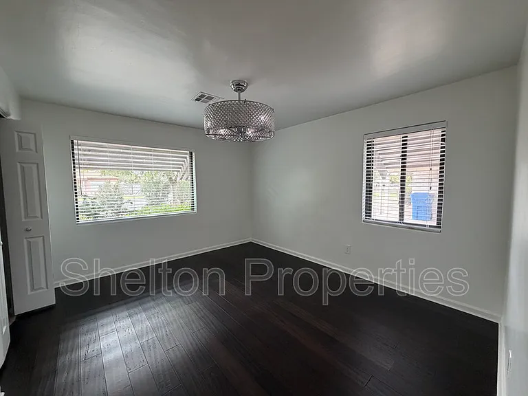 2514 E Fairmount Ave — Photo 17
