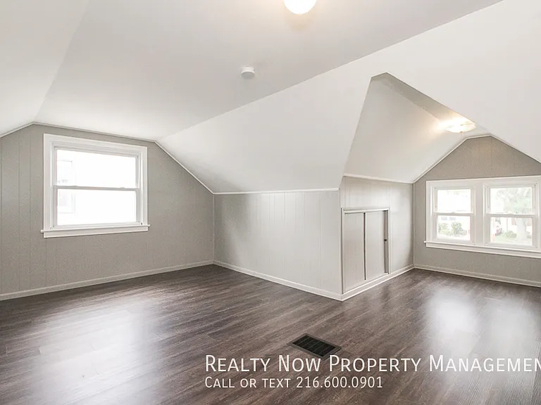 11912 Derby Ave — Photo 17