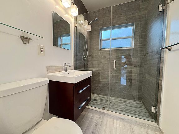 5th image of 935 8th St APT 18