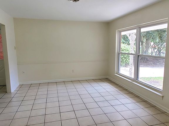 4th image of 6336 Chaucer Dr