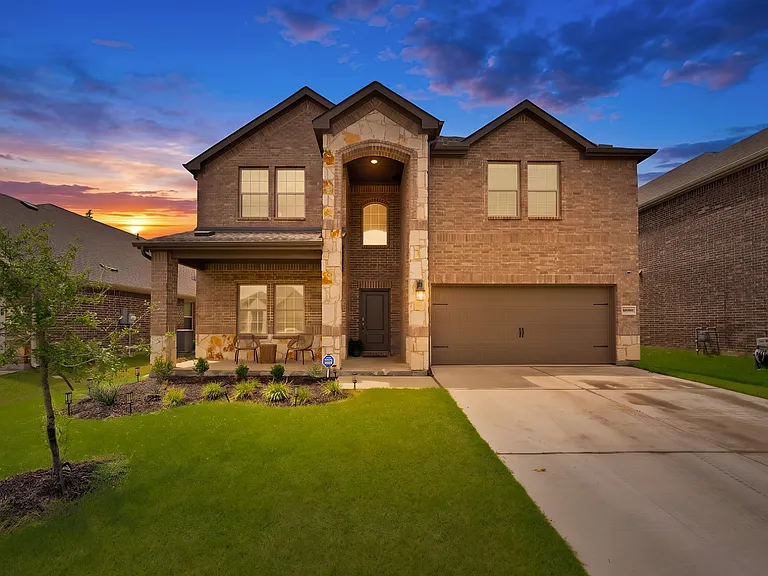9720 Lariat Dr — Photo 2