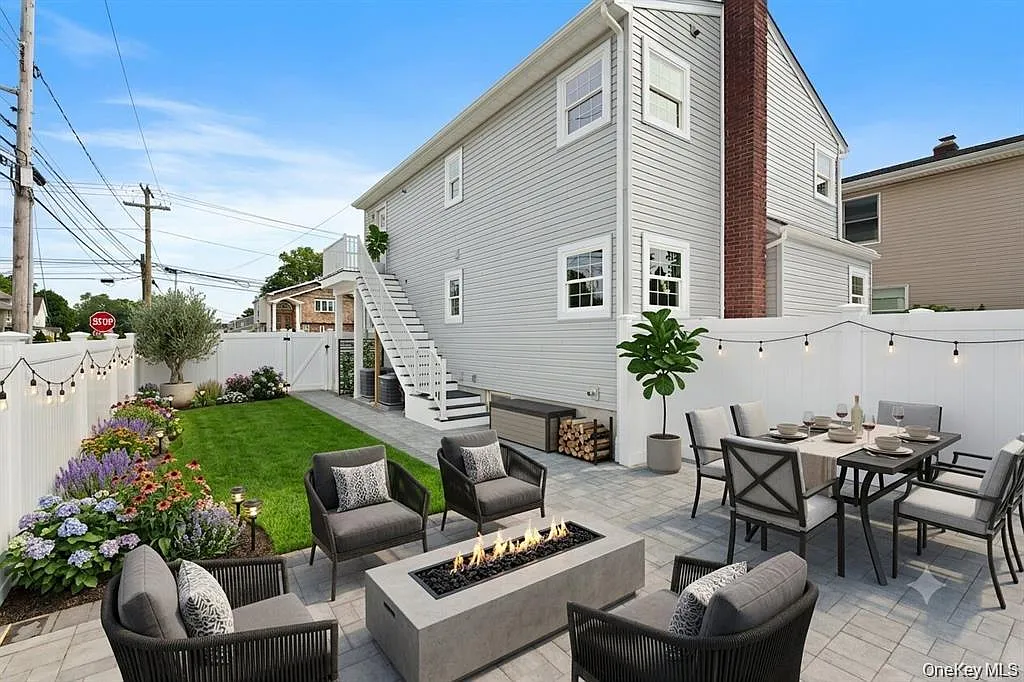 2 bed, 1.0 bath, 900 sqft, $4,200 — Photo 2