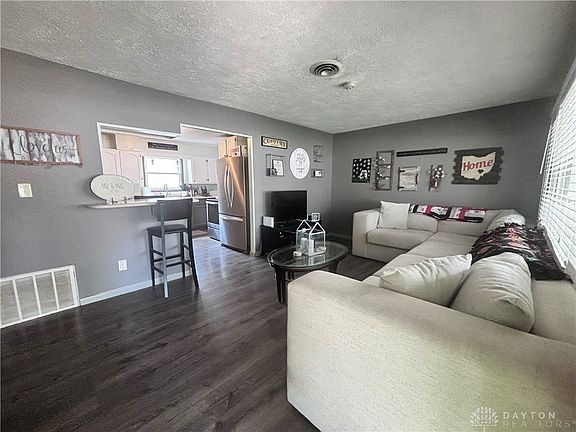 4th image of 4910 Woodbine Ave