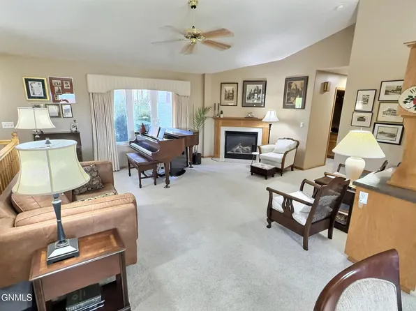 575 Brandon Pl, Bismarck, ND 58503