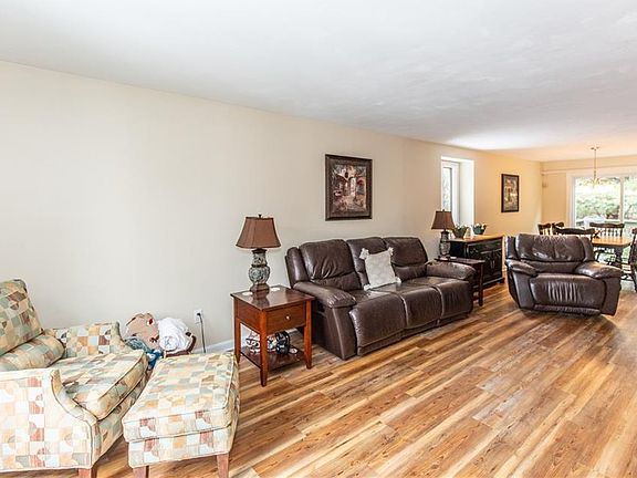 5th image of 18 Tamarac Dr #18A