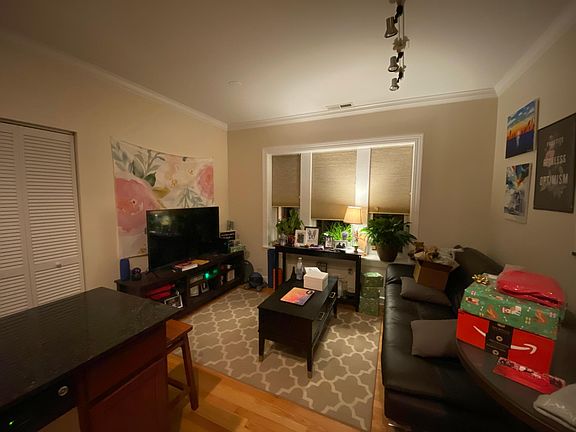 3rd image of 3246 N Clifton Ave APT 2W