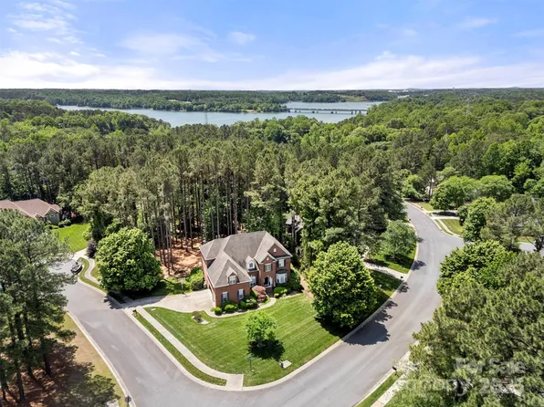 221 Silvercliff Dr, Mount Holly, NC 28120