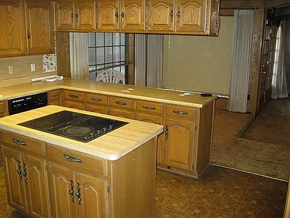 3rd image of 500 Oakcrest Dr