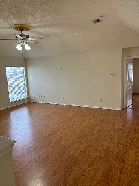 4 bed, 2.5 bath, 2906 sqft, $3,200 — Photo 4