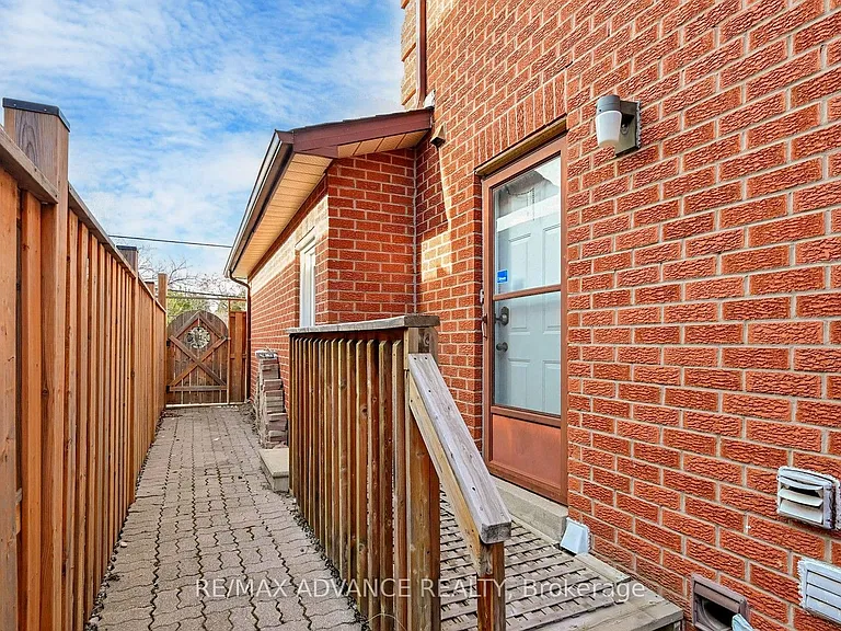 49 Havenview Rd #LOWER — Photo 15