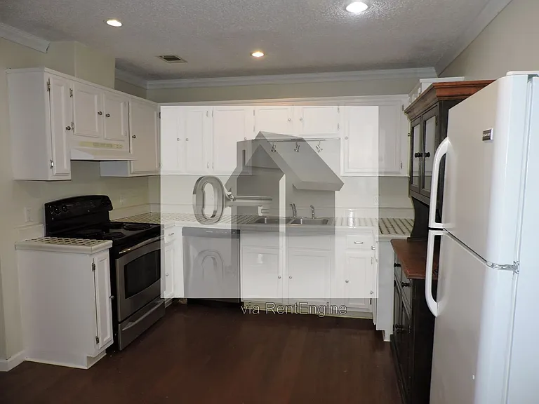7823 Dartmoor Dr — Photo 4