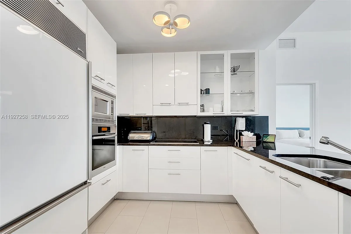 Building Photo - 6799 Collins Ave #312