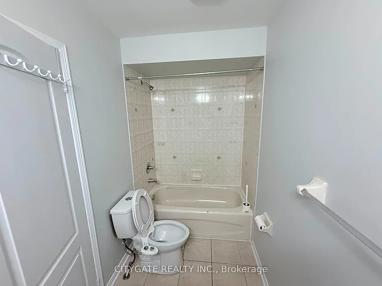 124 Crystalview Cres E — Photo 14