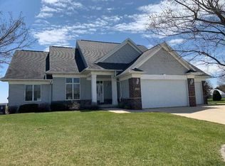 1400 E Knoll Ct, Oelwein, IA 50662