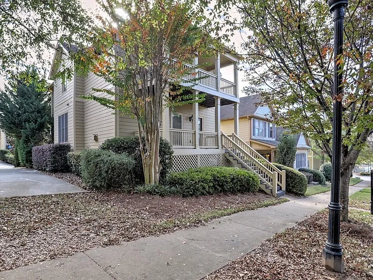 975 Odessa Dr NW — Photo 41
