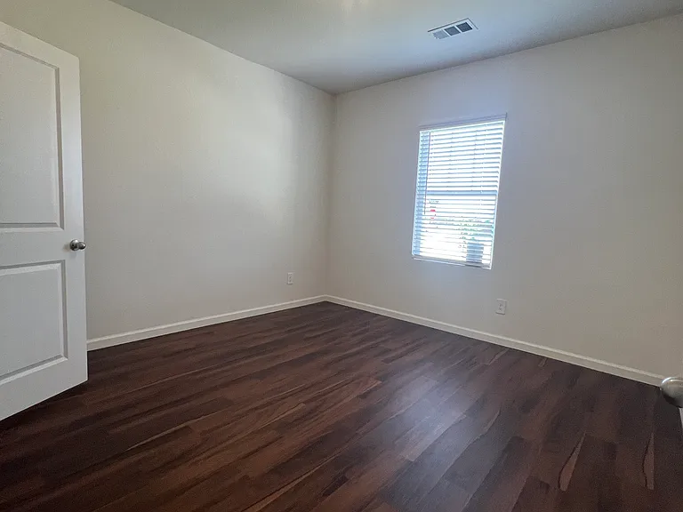 711 Camden Dr — Photo 9