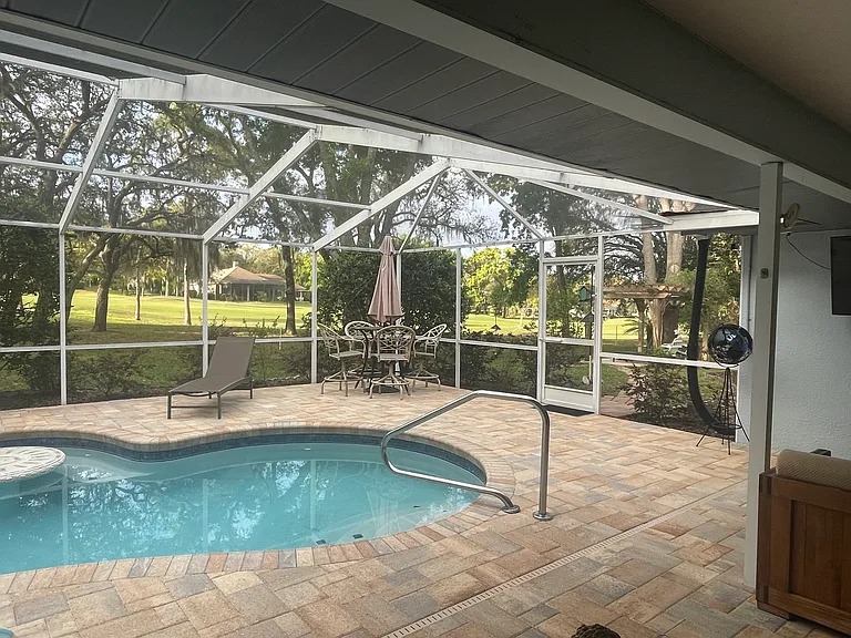 372 E Keller Ct — Photo 2