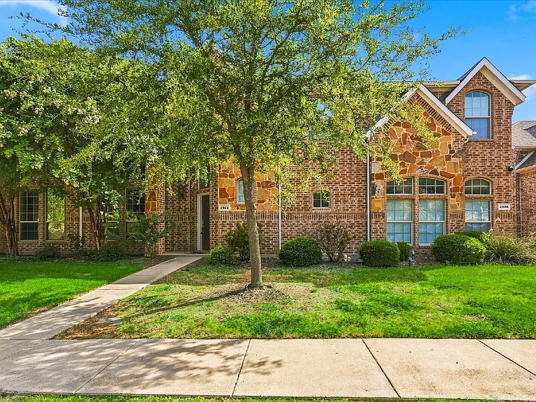 4904 Empire Way — Photo 3