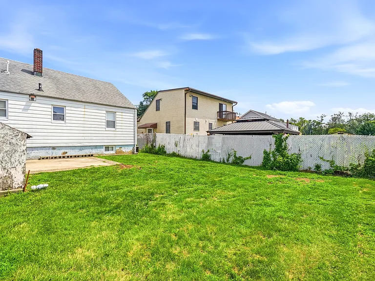 8-34 Henderson Blvd — Photo 19