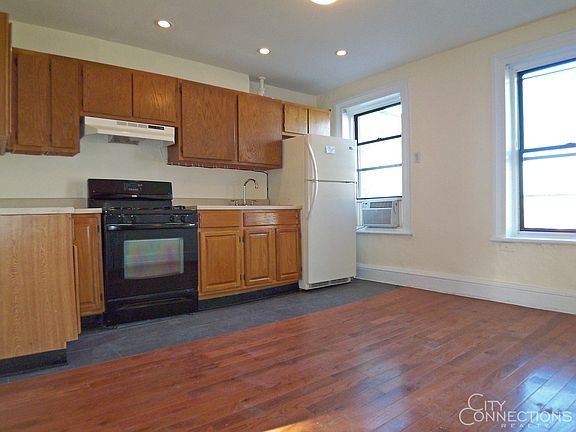 2nd image of 391 10th St #3