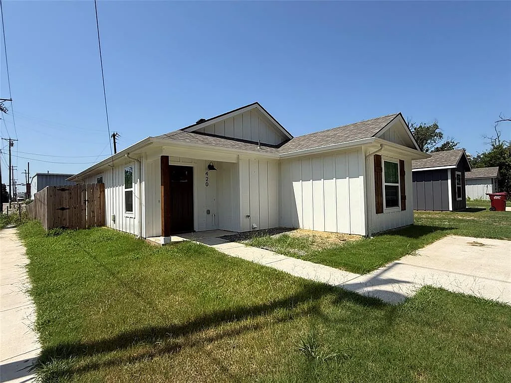 3 bed, 2.0 bath, 1216 sqft, $1,600 — Photo 2
