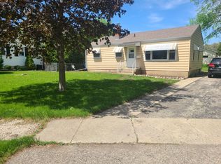 1709 Walnut Dr, Woodstock, IL 60098