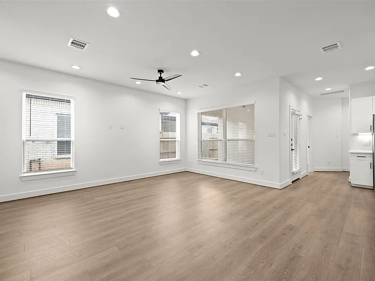 2711 Sunrise Breeze Dr — Photo 9