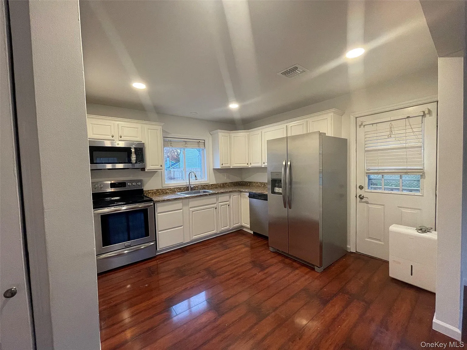 4 bed, 3.0 bath, 1392 sqft, $4,350 — Photo 2