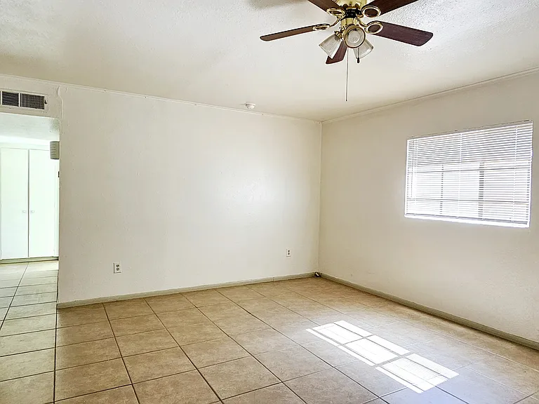 1120 N Miranda St — Photo 15