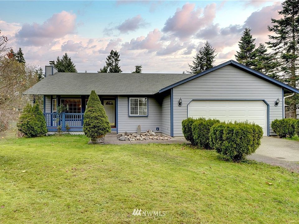 Welcome to this beautiful rambler, well maintained and move in ready in the desirable area of Rochester. 