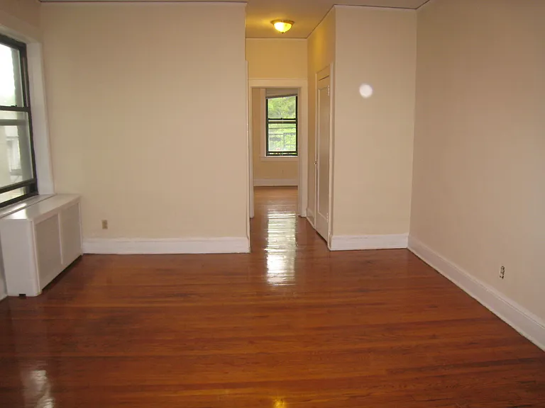 Hill Manor - Renovated Apartments Near Train Station — Photo 11