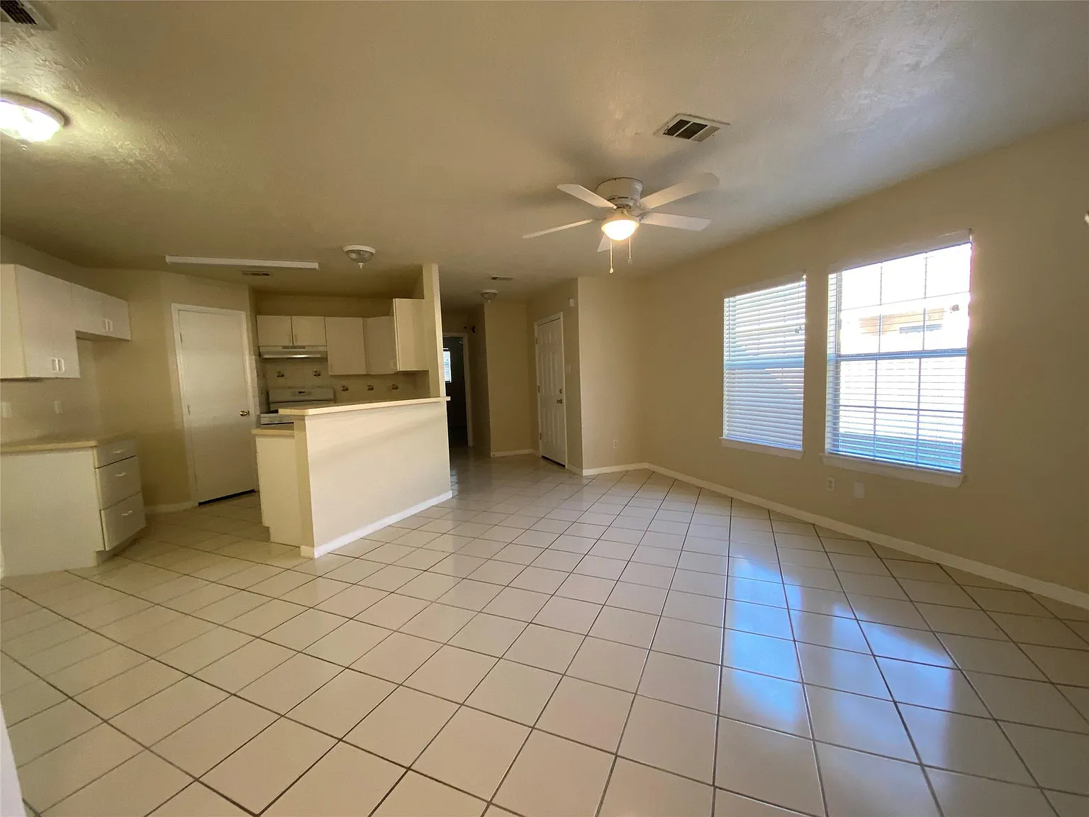 3 bed, 1.0 bath, 1094 sqft, $1,400 — Photo 2