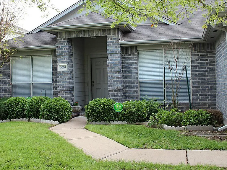 3910 Bridgebay Ln — Photo 3