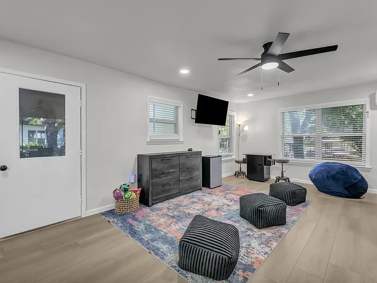 Bunk Room with beach towels provided. Dresser ready to spread out and stay a while
