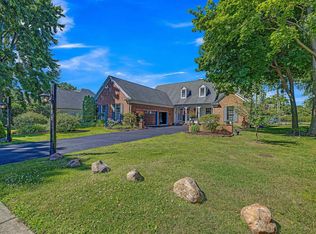 895 Bishop Rd, Grosse Pointe Park, MI 48230