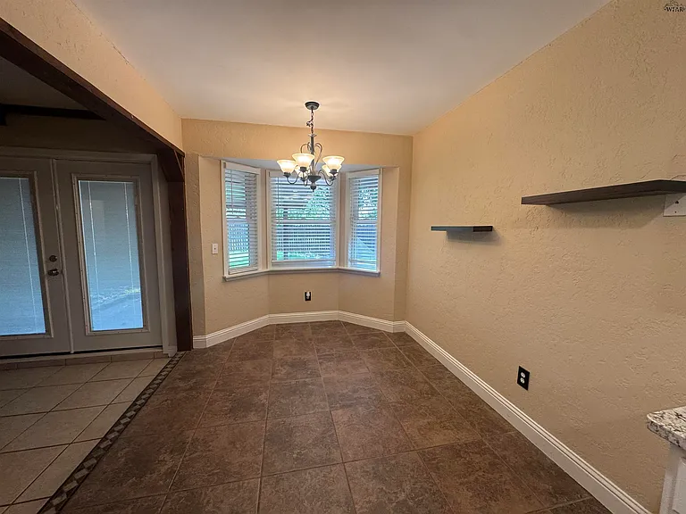 2113 Selma Dr — Photo 6