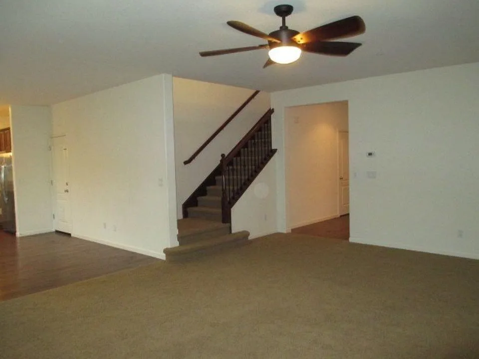 4 bed, 2500 sqft, $3,100 — Photo 2