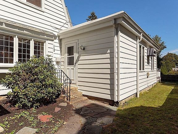 3rd image of 104 Stratford St