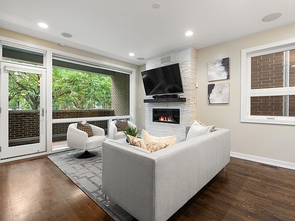 3rd image of 1536 W Walton St #1
