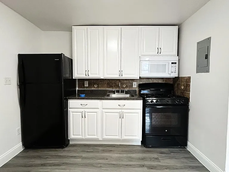 25-27 E 17th St — Photo 1
