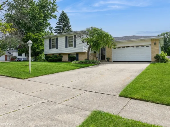 1867 Cambridge Ln, Wheaton, IL 60189