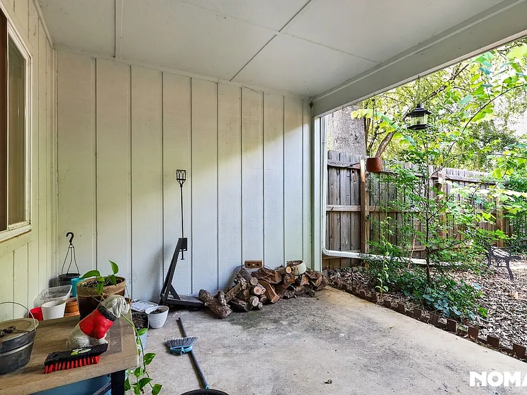 876 College Ave — Photo 23