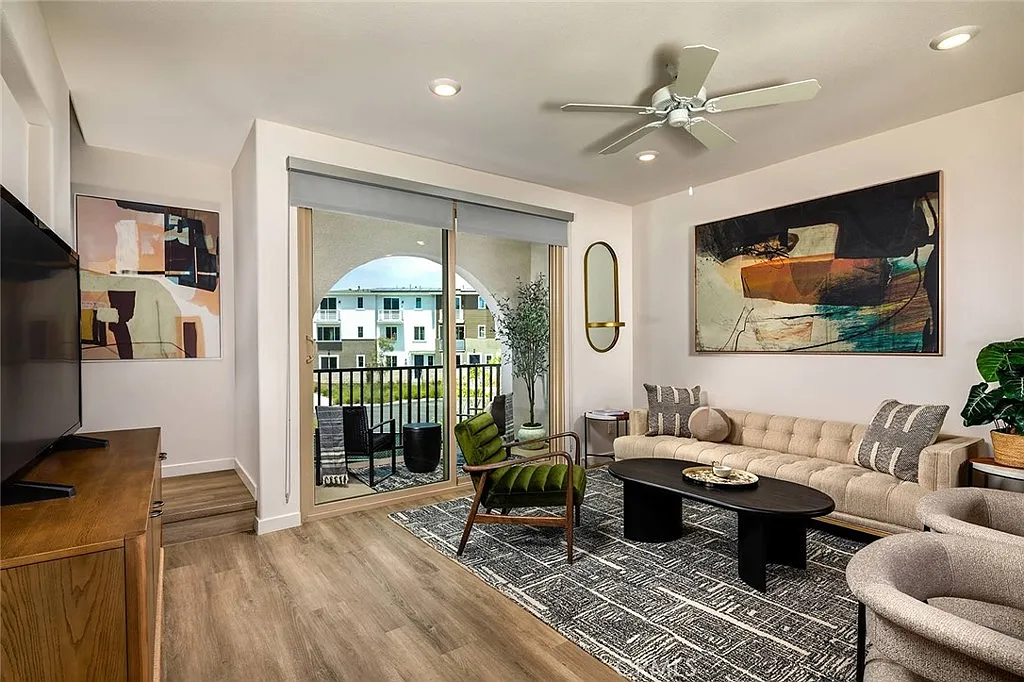 2 bed, 1.5 bath, 1275 sqft, $4,250 — Photo 2