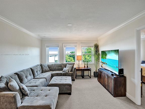 3rd image of 615 NE 12th Ave APT 409