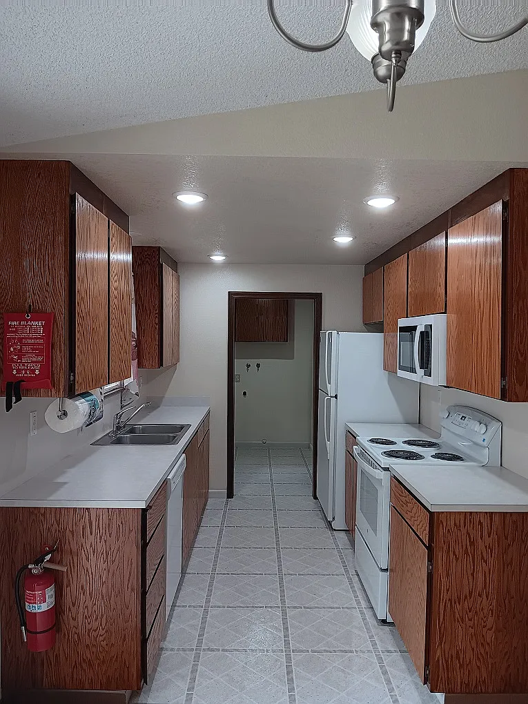 2 bed, 1.5 bath, 1000 sqft, $2,000 — Photo 3