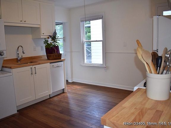 Eat-in kitchen newly update in 2017