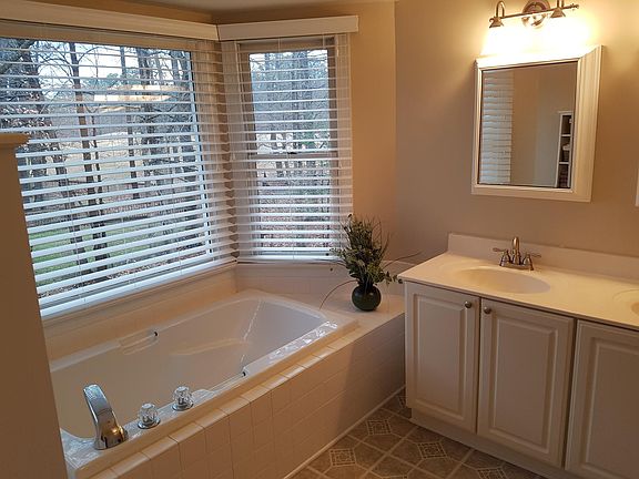 3rd image of 303 Hollingsworth Ct
