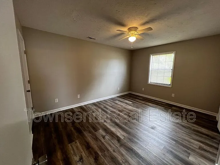 1425B Ireland Dr — Photo 8